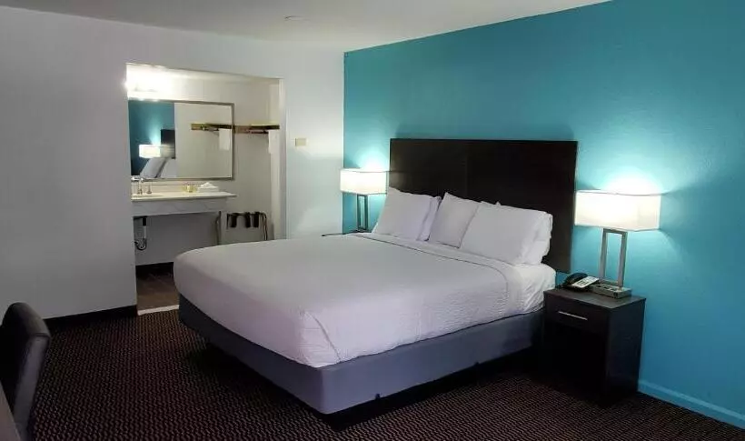 Hotelli Travelodge By Wyndham Livonia Canton Novi Detroit Area