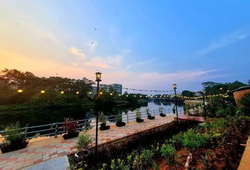 هتل Usabai Riverside Boutique