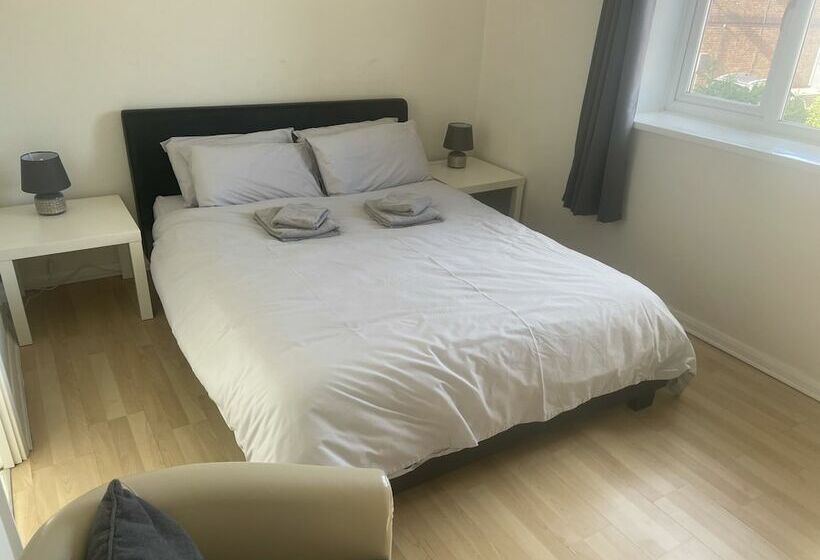 레지던스 3 Bed House In Stoke On Trent Free Sky Free Wifi