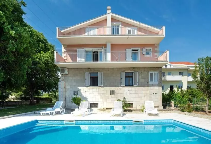 Residenssi Private House With Pool, Sea View And Big Garden