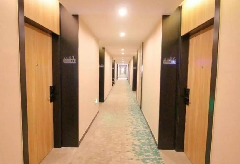 Hotelli Green Tree Inn Jiangsu Changshu Southeast Yuyue Square