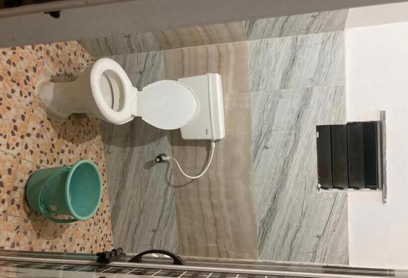 Hotel Oyo 70137 S L V Residencies