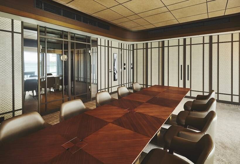 בית מלון כפרי Voco Osaka Central, An Ihg