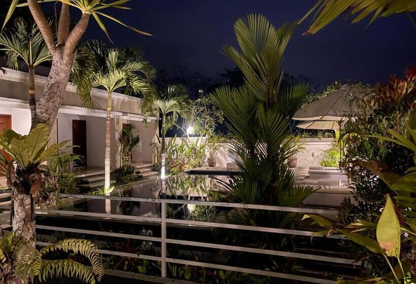 بنسيون Puja Uluwatu Village