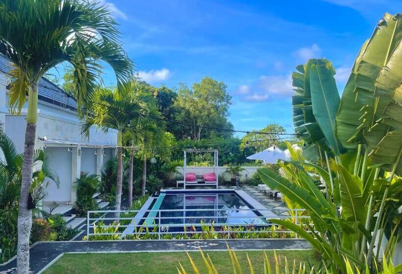 بنسيون Puja Uluwatu Village