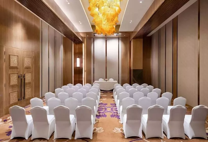 Hotelli Ramada Encore By Wyndham Bareilly Civil Lines