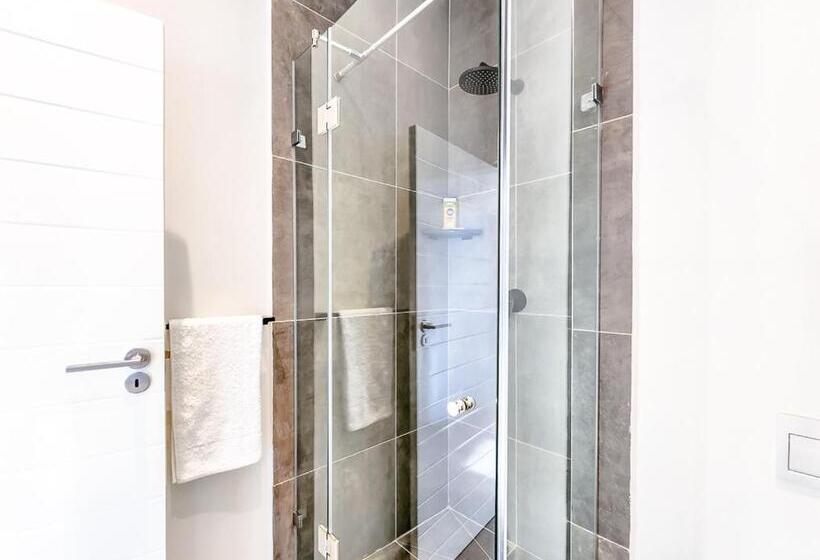 #001 Newlands Peak Elegance