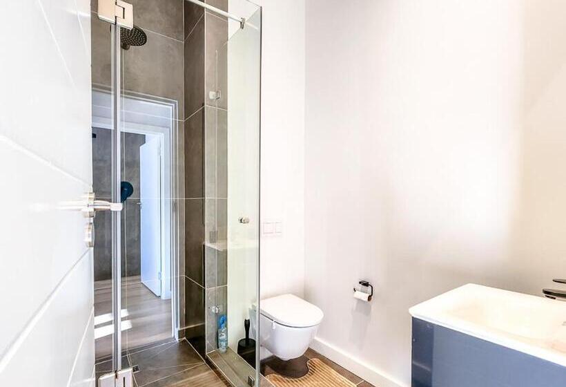 #001 Newlands Peak Elegance