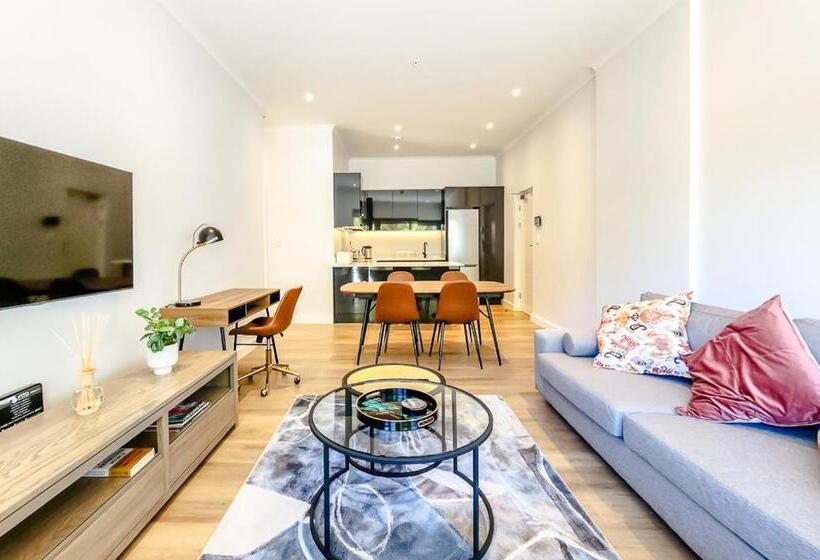 #001 Newlands Peak Elegance