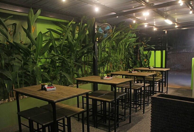 Hostel J & J Homestay