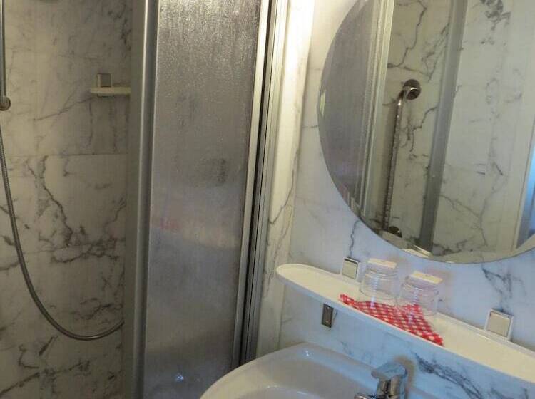 مبيت وإفطار Gästehaus Huber   Traditional Sixties Hostel