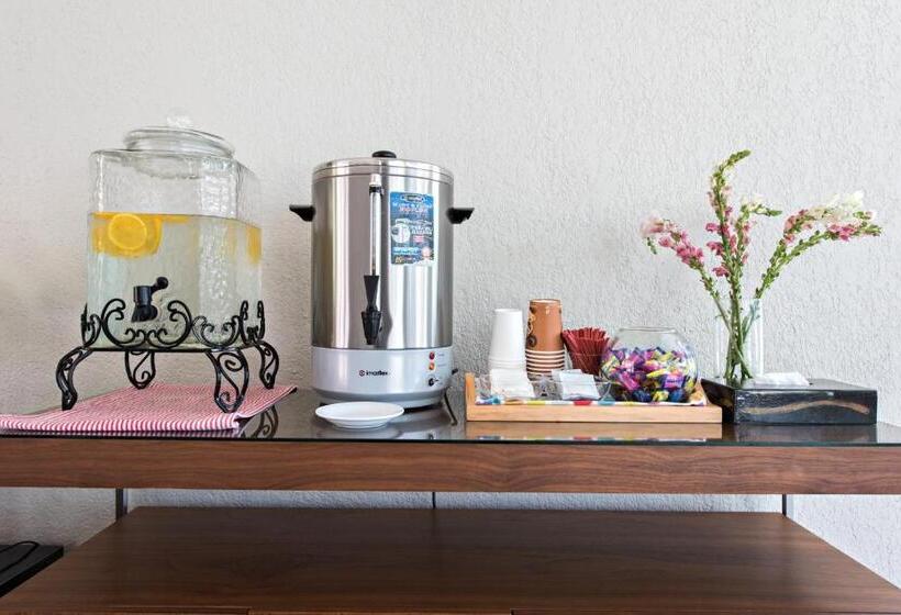 Court Meridian Hotel & Suites