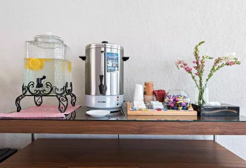 Court Meridian Hotel & Suites