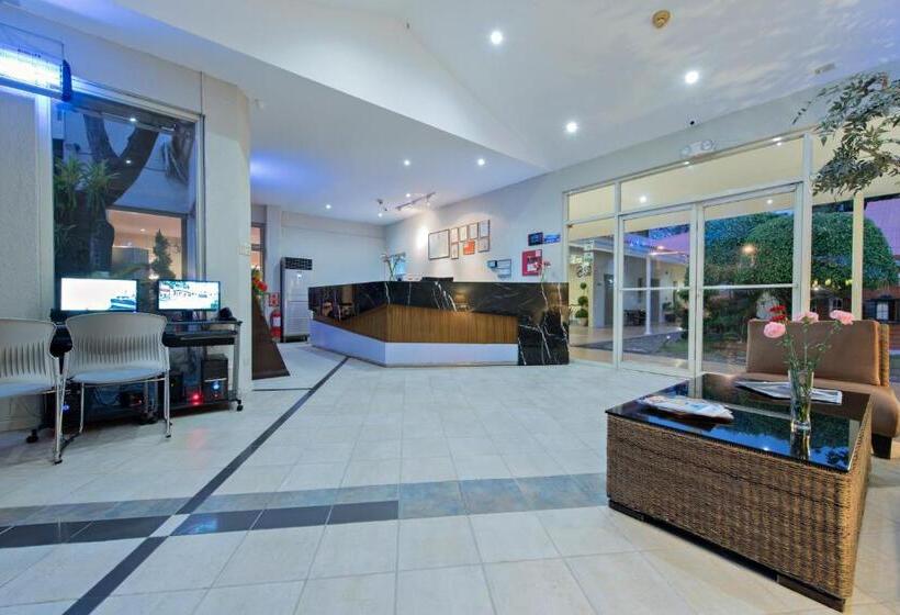 Court Meridian Hotel & Suites