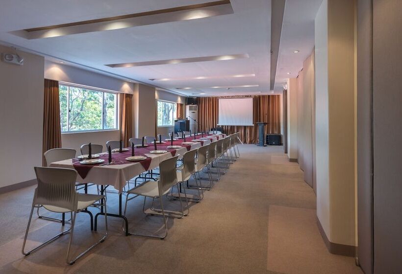 Court Meridian Hotel & Suites