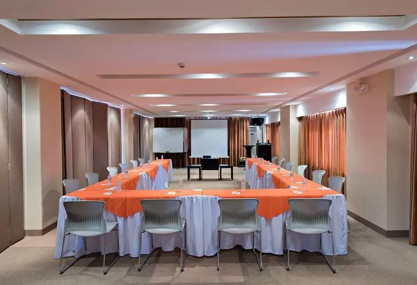 Court Meridian Hotel & Suites