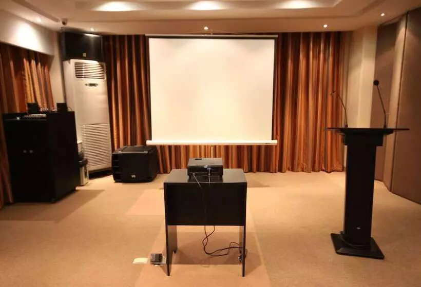 Court Meridian Hotel & Suites