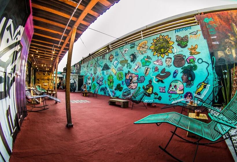 هتل Gente De Más Hostel