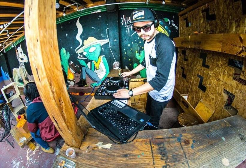 هتل Gente De Más Hostel