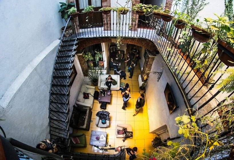 هتل Gente De Más Hostel