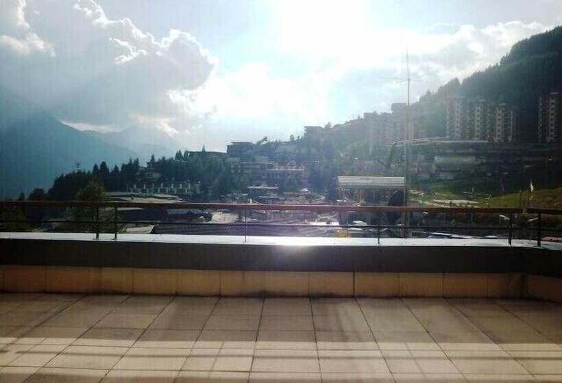 Le Rond Point Des Pistes