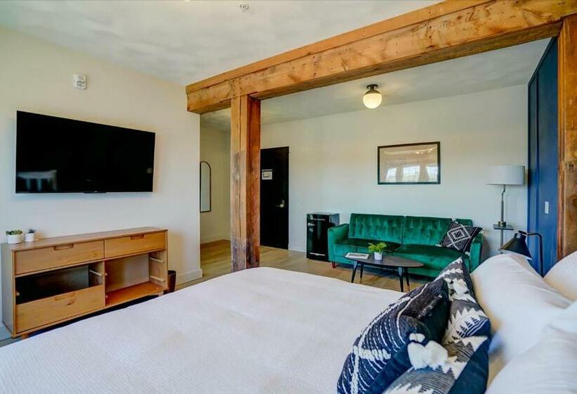 Общежитие 206 King Suite