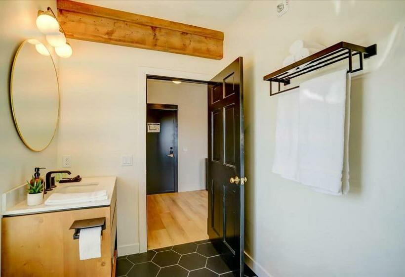 Общежитие 206 King Suite