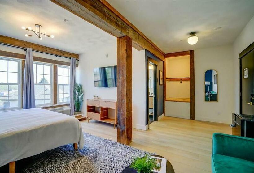 Общежитие 206 King Suite