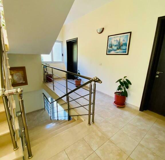 旅馆 Eleana  Bunec