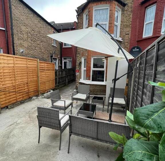 פנסיון Woodgreen House