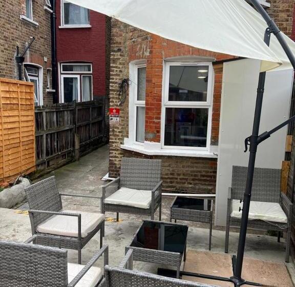 פנסיון Woodgreen House