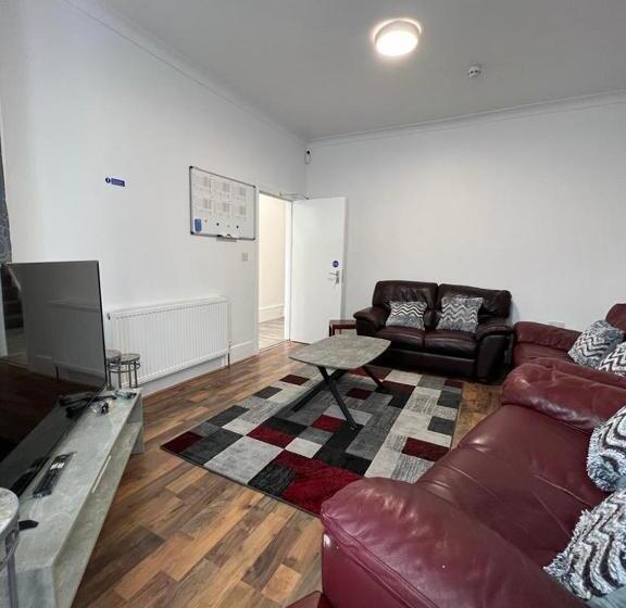 פנסיון Woodgreen House