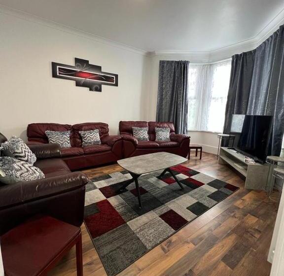 פנסיון Woodgreen House