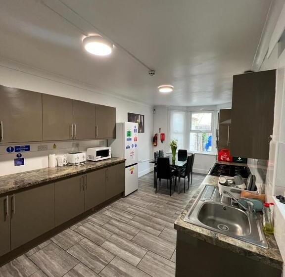 פנסיון Woodgreen House