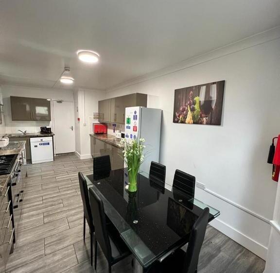 פנסיון Woodgreen House