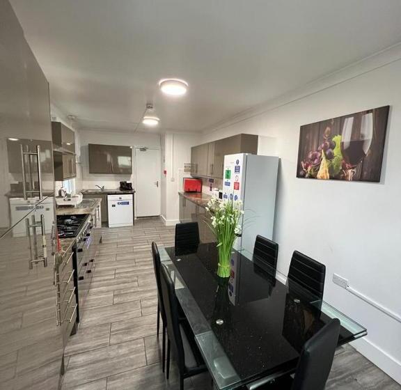 פנסיון Woodgreen House