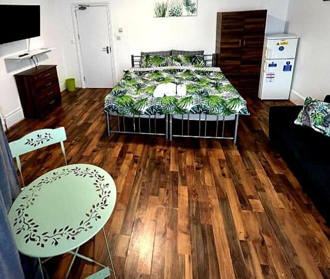 פנסיון Woodgreen House