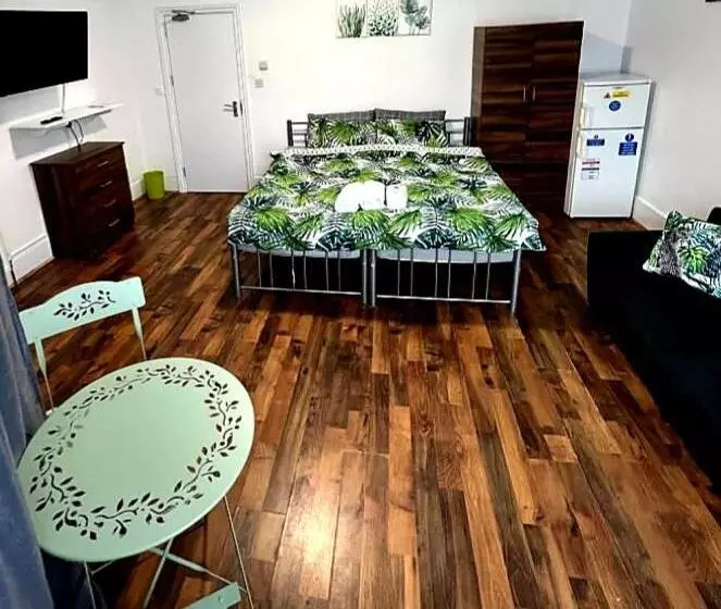 ペンション Woodgreen House