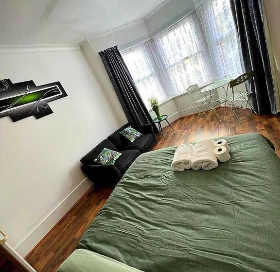 פנסיון Woodgreen House