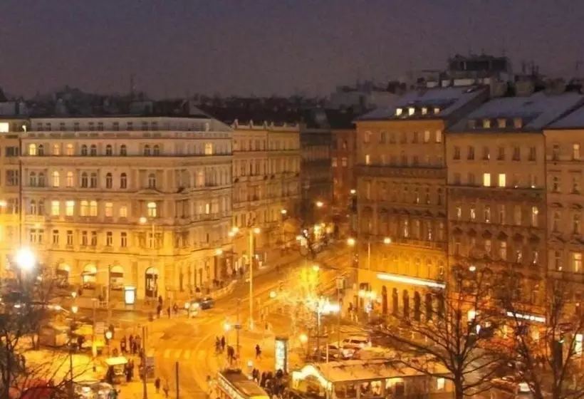 Helen Hostel U Náměstí Míru