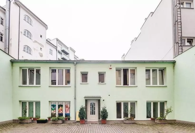 Helen Hostel U Náměstí Míru