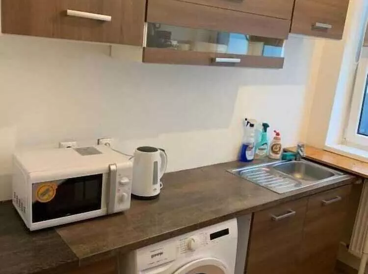 Helen Hostel U Náměstí Míru