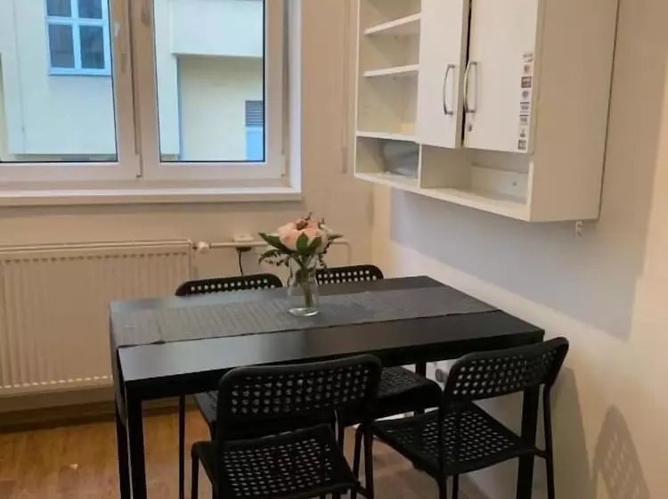 Helen Hostel U Náměstí Míru