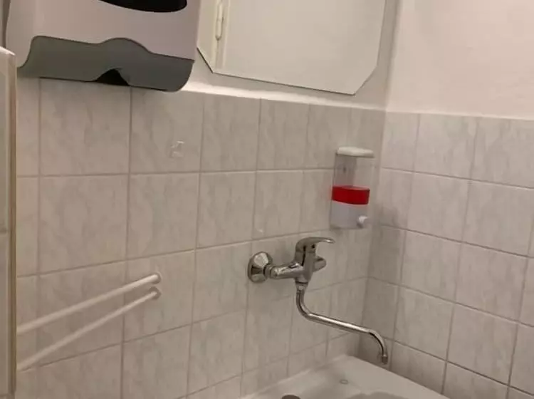 Helen Hostel U Náměstí Míru