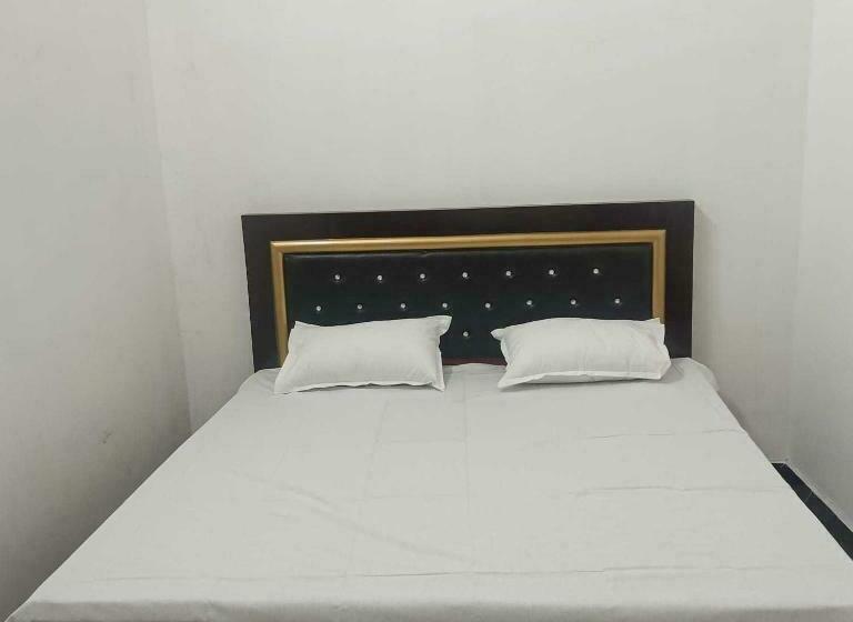 בית מלון כפרי Oyo 81155 Four Season  Restaurant And Cafe