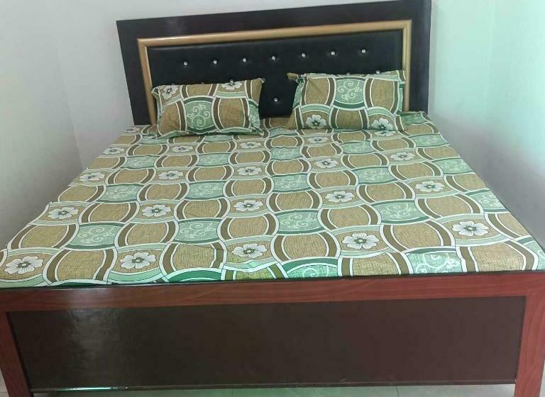 בית מלון כפרי Oyo 81155 Four Season  Restaurant And Cafe