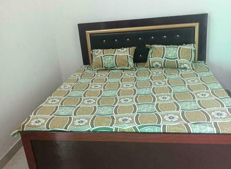 בית מלון כפרי Oyo 81155 Four Season  Restaurant And Cafe