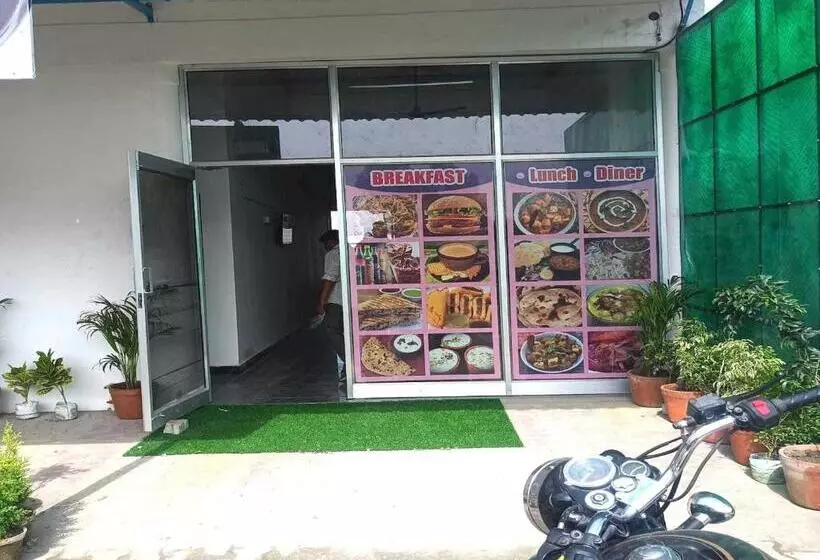 ホテル Oyo 81155 Four Season  Restaurant And Cafe