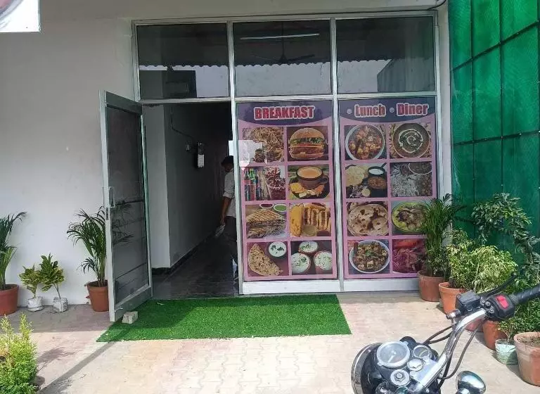 ホテル Oyo 81155 Four Season  Restaurant And Cafe