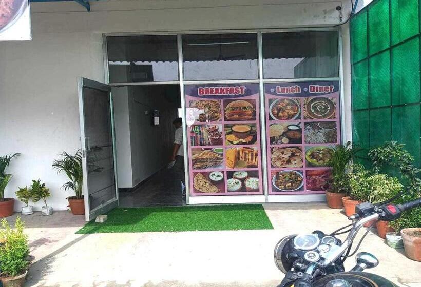 בית מלון כפרי Oyo 81155 Four Season  Restaurant And Cafe